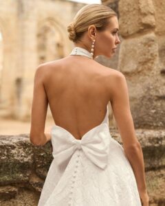 Robe de Mariée Prado Adriana Alier 2027 boutique mariage paris. robe col américain évasée fendue matière brocart. Fente ajustable