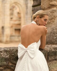 Robe de Mariée Prado Adriana Alier 2027 boutique mariage paris. robe col américain évasée fendue matière brocart. Fente ajustable