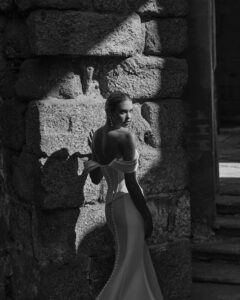 Robe de Mariée Pravia Adriana Alier 2027 boutique mariage paris. robe bustier corset sans dentelle et près du corps. boutique mariage Paris