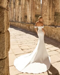 Robe de Mariée Pravia Adriana Alier 2027 boutique mariage paris. robe bustier corset sans dentelle et près du corps. boutique mariage Paris