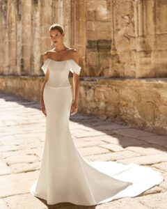 Robe de Mariée Pravia Adriana Alier 2027 boutique mariage paris. robe bustier corset sans dentelle et près du corps. boutique mariage Paris