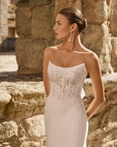 Robe de Mariée Prisca Adriana Alier 2027 boutique mariage paris. robe bustier corset dentelle et bas près du corps. boutique mariage Paris