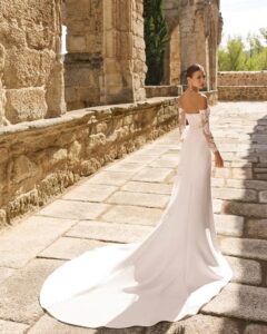 Robe de Mariée Prisca Adriana Alier 2027 boutique mariage paris. robe bustier corset dentelle et bas près du corps. boutique mariage Paris