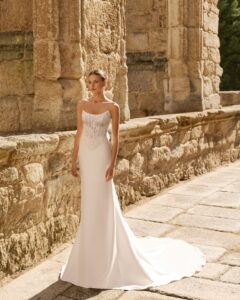 Robe de Mariée Prisca Adriana Alier 2027 boutique mariage paris. robe bustier corset dentelle et bas près du corps. boutique mariage Paris
