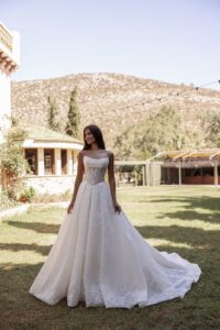Robe de mariée Andromede cosmobella 2027. Robe bustier corset avec tissu brocart fleurs. RDV essayage boutique mariage Paris