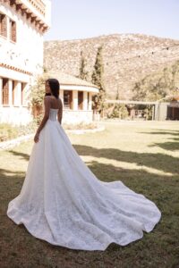 Robe de mariée Andromede cosmobella 2027. Robe bustier corset avec tissu brocart fleurs. RDV essayage boutique mariage Paris