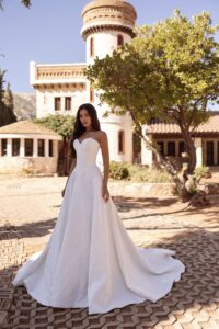 Robe de mariée Eclipse cosmobella 2027. Robe bustier corset avec tissu brocart fleurs. RDV essayage boutique mariage Paris