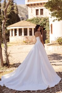 Robe de mariée Eclipse cosmobella 2027. Robe bustier corset avec tissu brocart fleurs. RDV essayage boutique mariage Paris