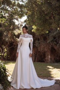 Robe de mariée Comete cosmobella 2027. Robe bustier corset tissu mikado manches tombantes top dentelle. RDV essayage boutique mariage Paris
