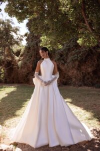 Robe de mariée stella cosmobella 2027. Robe col américain satin mikado volume. RDV essayage boutique mariage Paris