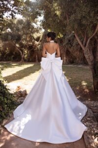 Robe de mariée stella cosmobella 2027. Robe col américain satin mikado volume. RDV essayage boutique mariage Paris