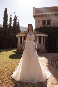Robe de mariée selene cosmobella 2027. Robe col américain full dentelle style retro chic. RDV essayage boutique mariage Paris