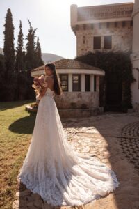 Robe de mariée selene cosmobella 2027. Robe col américain full dentelle style retro chic. RDV essayage boutique mariage Paris