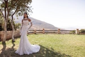 Robe de mariée lyra cosmobella 2027. Robe full dentelle bustier corset style retro chic. RDV essayage boutique mariage Paris