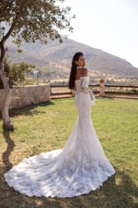 Robe de mariée lyra cosmobella 2027. Robe full dentelle bustier corset style retro chic. RDV essayage boutique mariage Paris