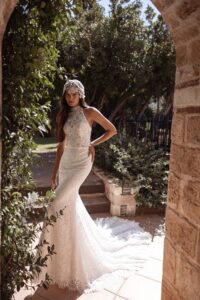 assiopee cosmobella 2027. Robe col américain full dentelle style retro près du corps. RDV essayage boutique mariage Paris