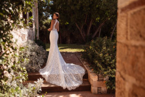 assiopee cosmobella 2027. Robe col américain full dentelle style retro près du corps. RDV essayage boutique mariage Paris