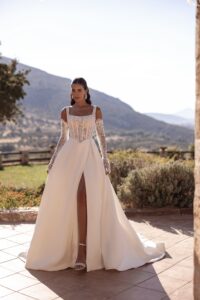 Robe de mariée Nebuleuse cosmobella 2027. Robe bustier corset dentelle et bas en satin fente. RDV essayage boutique mariage Paris