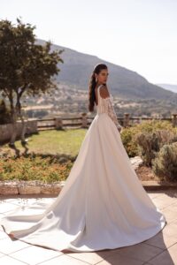 Robe de mariée Nebuleuse cosmobella 2027. Robe bustier corset dentelle et bas en satin fente. RDV essayage boutique mariage Paris