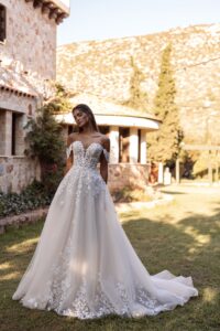 Robe de mariée Galaxie cosmobella 2027. Robe bustier corset dentelle manches tombantes amovibles. RDV essayage boutique mariage Paris