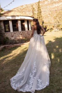 Robe de mariée Galaxie cosmobella 2027. Robe bustier corset dentelle manches tombantes amovibles. RDV essayage boutique mariage Paris