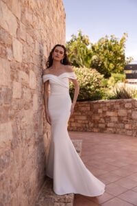 Robe de mariée Orphelie orea sposa 2027. Robe col bardot Bateau près du corps en satin. RDV essayage boutique mariage Paris