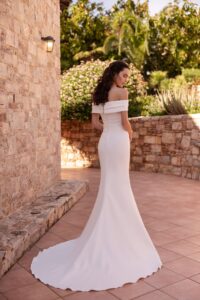 Robe de mariée Orphelie orea sposa 2027. Robe col bardot Bateau près du corps en satin. RDV essayage boutique mariage Paris