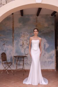 Robe de mariée Ortense orea sposa 2027. Robe bustier corset simple sexy et chic. avec cape mousseline. RDV essayage boutique mariage Paris