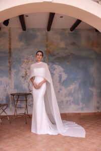 Robe de mariée Ortense orea sposa 2027. Robe bustier corset simple sexy et chic. avec cape mousseline. RDV essayage boutique mariage Paris