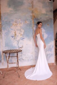 Robe de mariée Ortense orea sposa 2027. Robe bustier corset simple sexy et chic. avec cape mousseline. RDV essayage boutique mariage Paris