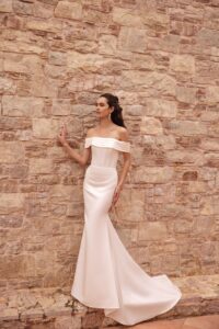 Robe de mariée Orielle orea sposa 2027. Robe bustier corset simple sexy et chic près du corps sirène. RDV essayage boutique mariage Paris
