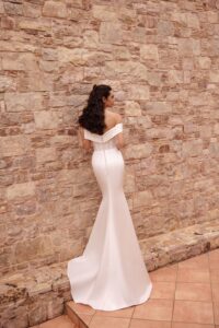 Robe de mariée Orielle orea sposa 2027. Robe bustier corset simple sexy et chic près du corps sirène. RDV essayage boutique mariage Paris