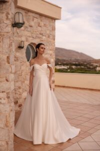 Robe de mariée Orline orea sposa 2027. Robe bustier corset simple sexy et chic évasée forme A volume. RDV essayage boutique mariage Paris