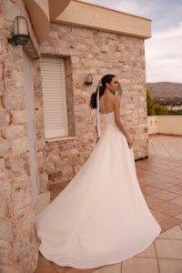 Robe de mariée Orline orea sposa 2027. Robe bustier corset simple sexy et chic évasée forme A volume. RDV essayage boutique mariage Paris