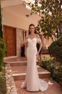 Robe de mariée Orianna orea sposa 2027. bustier sexy près du corps avec manches dentelle amovibles. RDV essayage boutique mariage Paris