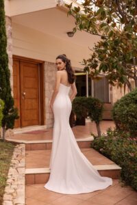 Robe de mariée Orianna orea sposa 2027. bustier sexy près du corps avec manches dentelle amovibles. RDV essayage boutique mariage Paris