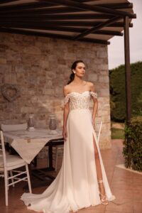 Robe de mariée Orah orea sposa 2027. bustier dentelle et jupe fluide fendue avec fente. RDV essayage boutique mariage Paris