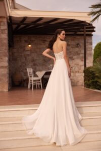 Robe de mariée Orah orea sposa 2027. bustier dentelle et jupe fluide fendue avec fente. RDV essayage boutique mariage Paris