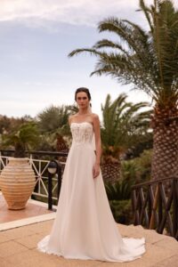 Robe de mariée Or orea sposa 2027. bustier droit dentelle et jupe fluide mousseline. RDV essayage boutique mariage Paris