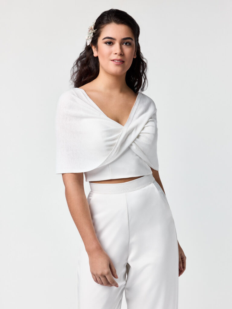 Etole tube croisée blanc cassé. boléro, étole fine croisée mi saison mariée accessoire de mariée. Acheter boutique mariage Paris. En ligne